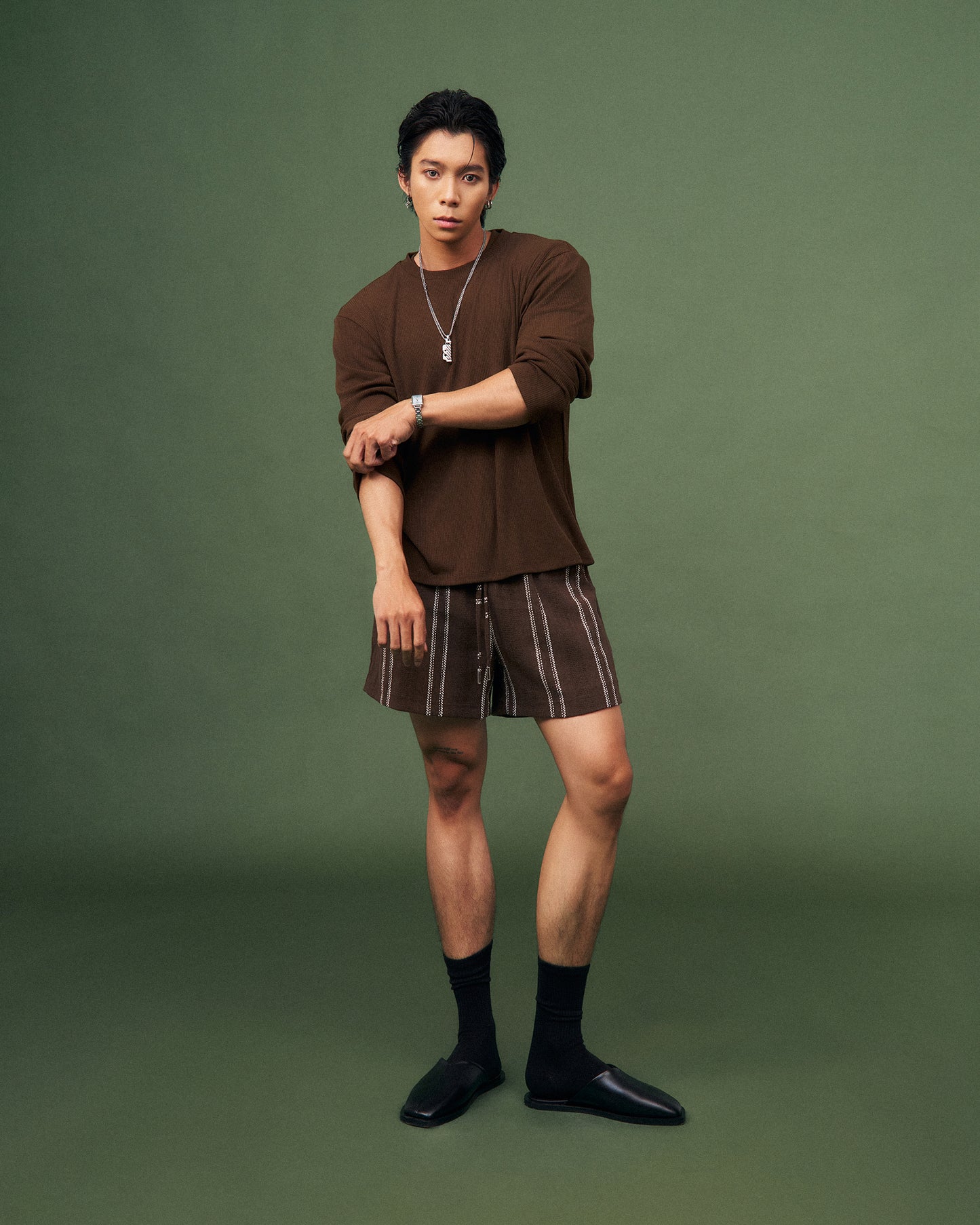 Quần shorts nâu kẻ sọc nam dáng suông dây rút