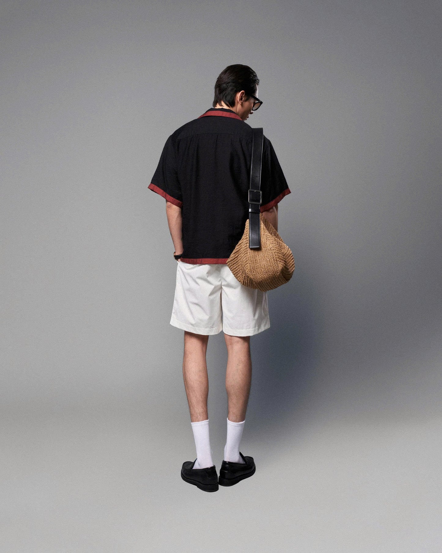 Áo sơ mi tay ngắn đen viền đỏ