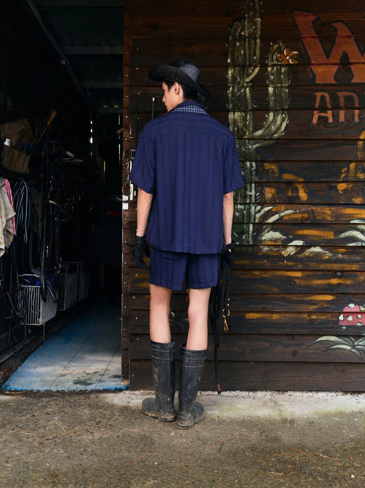 Quần shorts xanh navy lưng chun