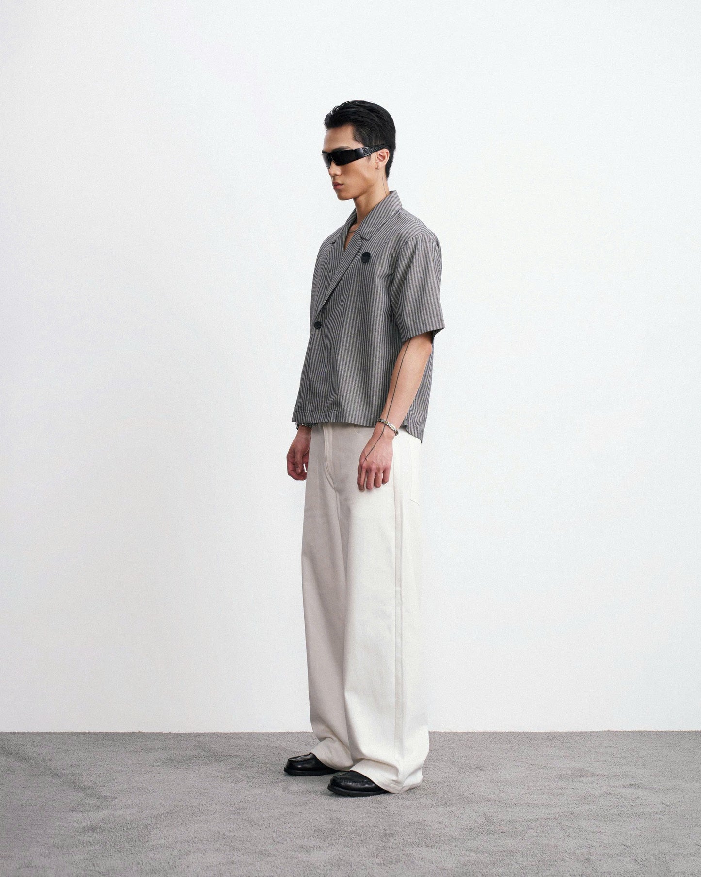 Áo sơmi tay ngắn cổ vest sọc dọc xám - Kim Top