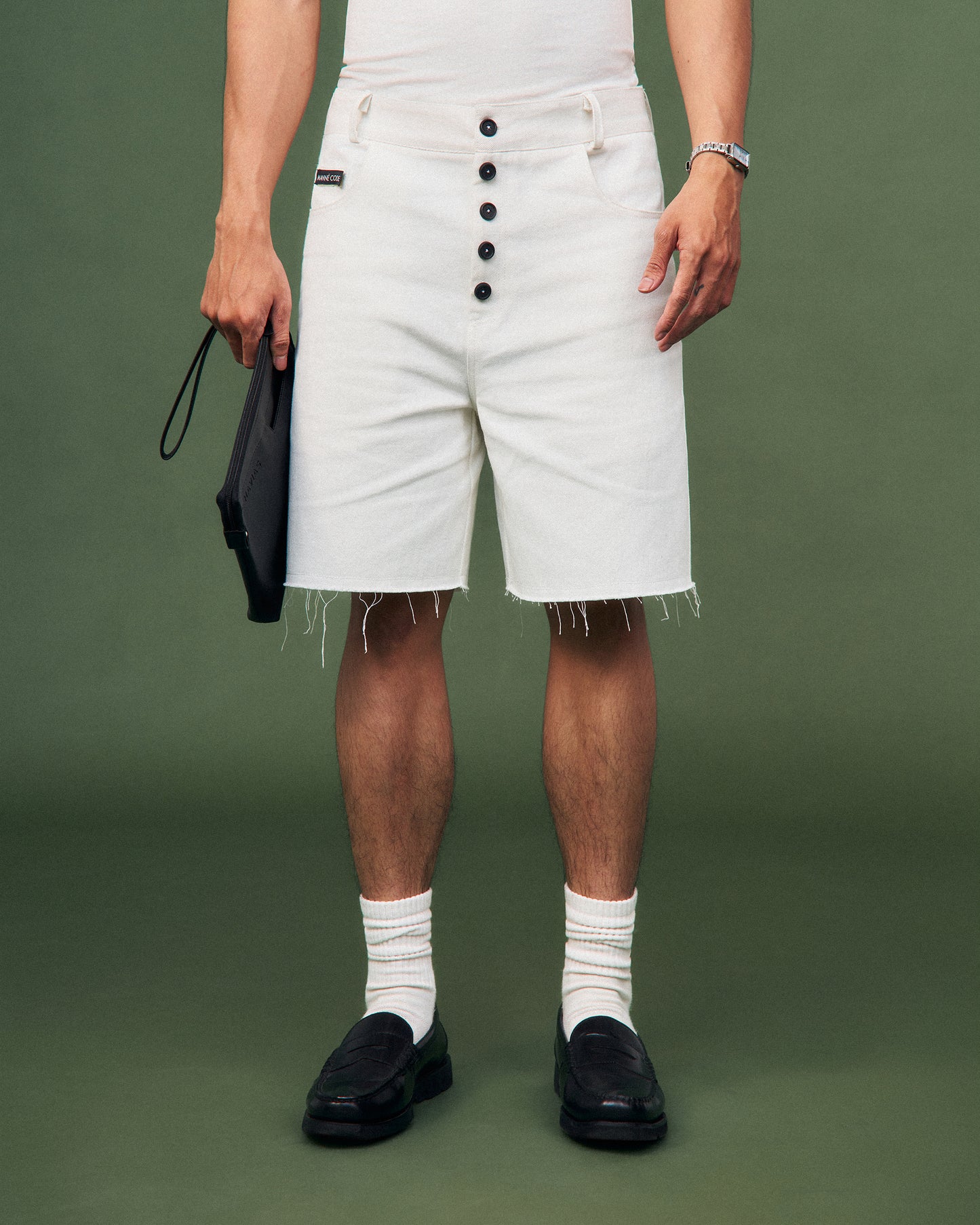 Quần shorts kaki trắng phối nút