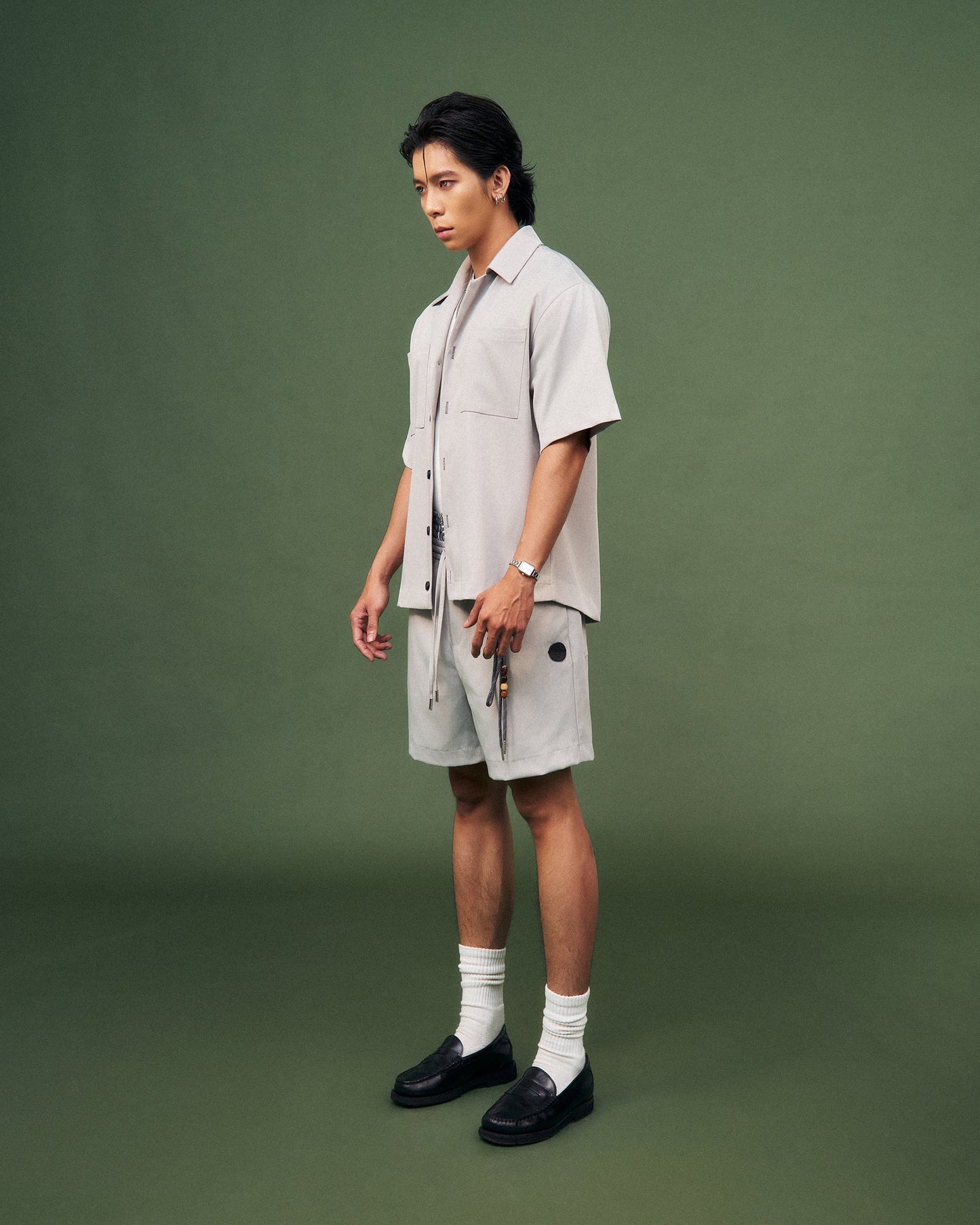 Quần shorts xám lưng thun có dây rút