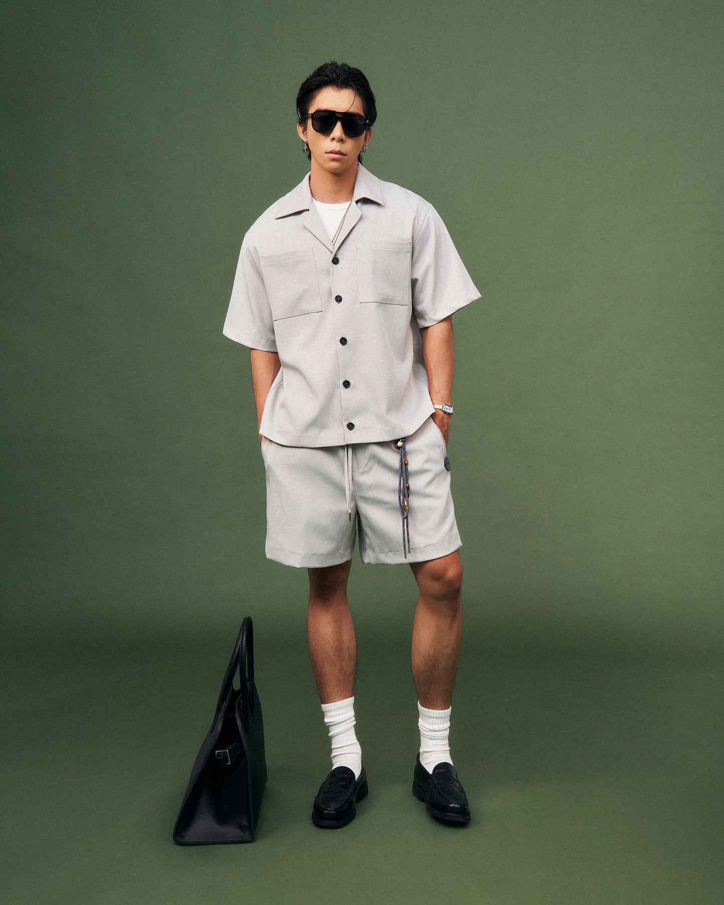 Quần shorts xám lưng thun có dây rút
