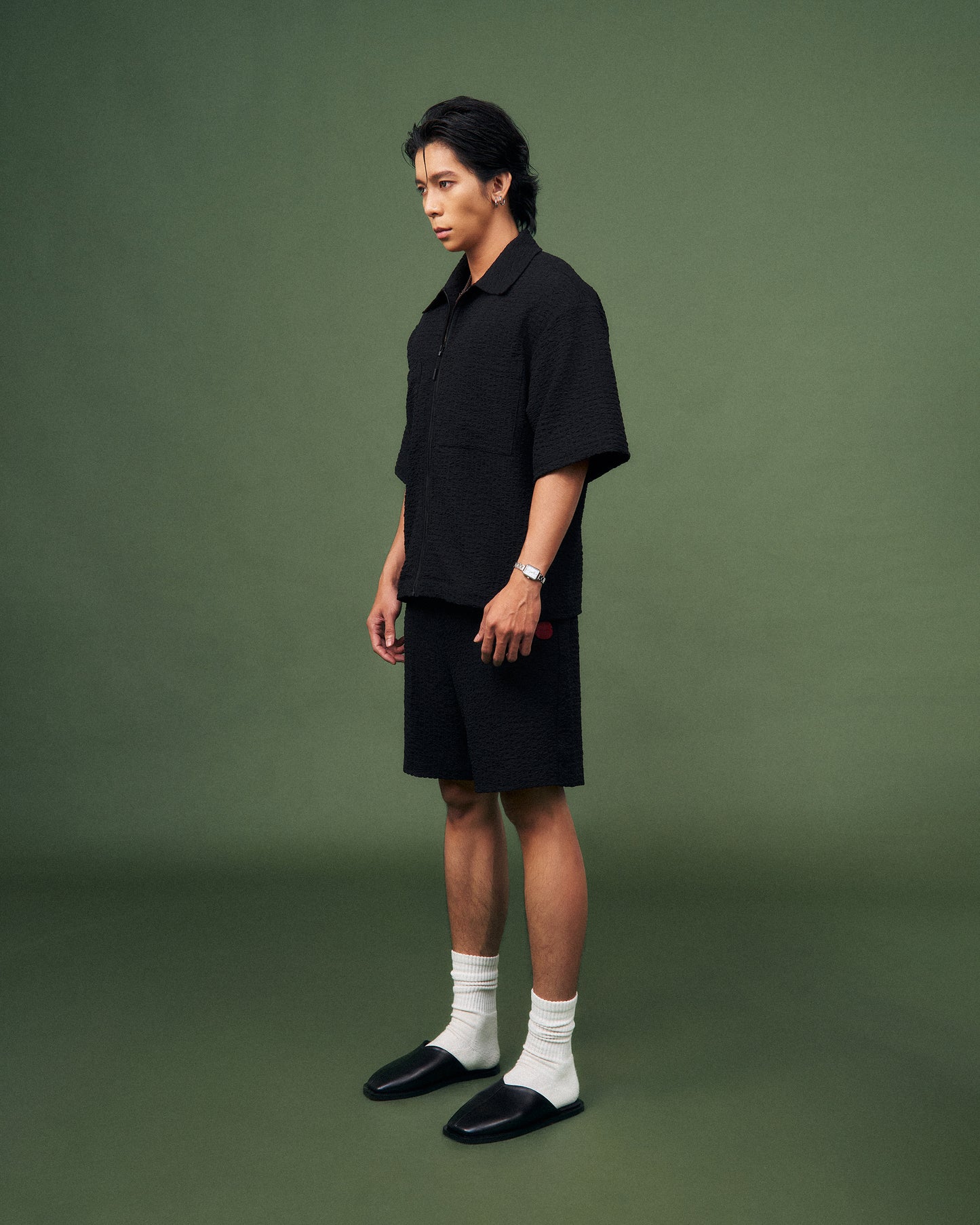 Quần short đen dáng suông vải gân basic