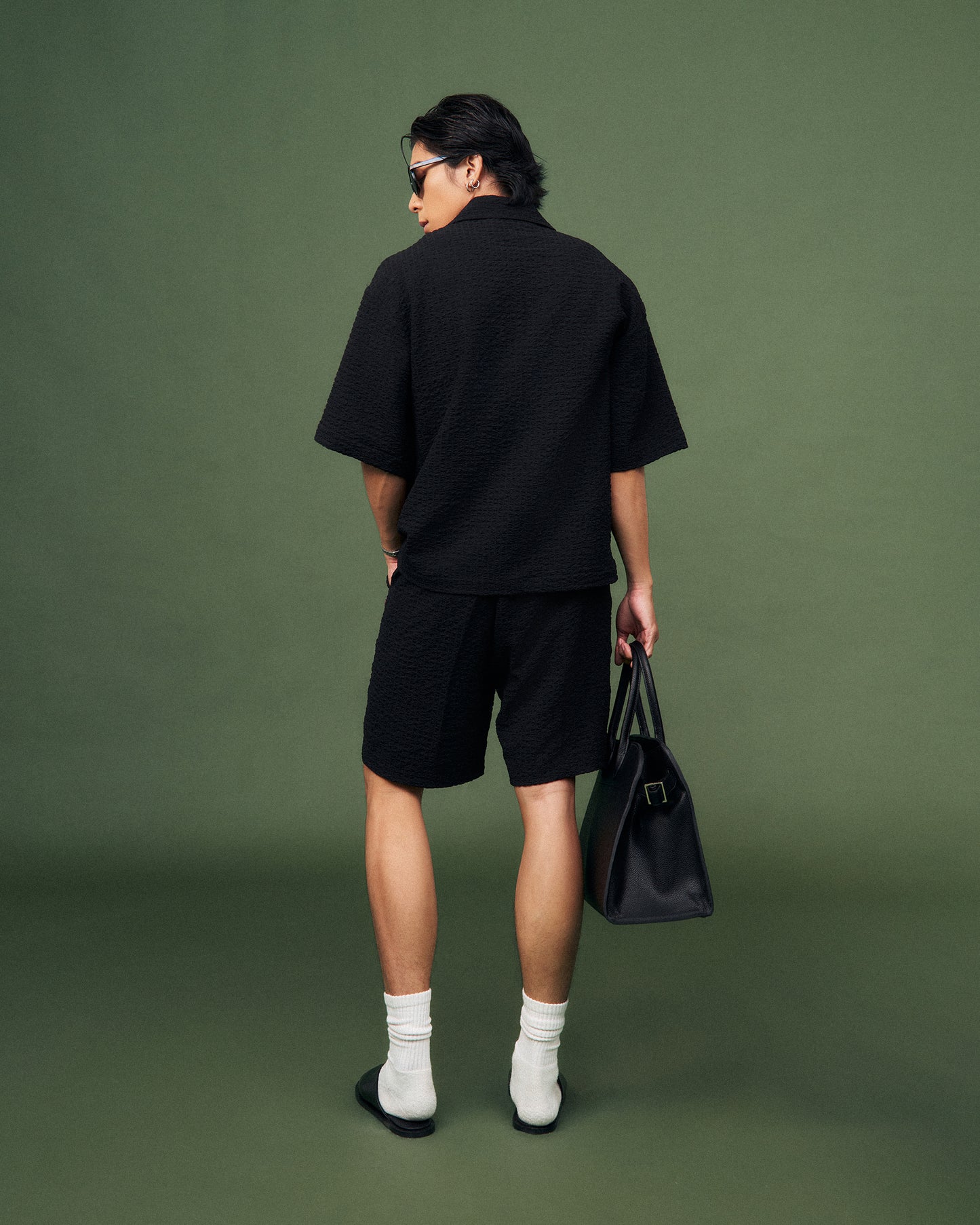 Quần short đen dáng suông vải gân basic