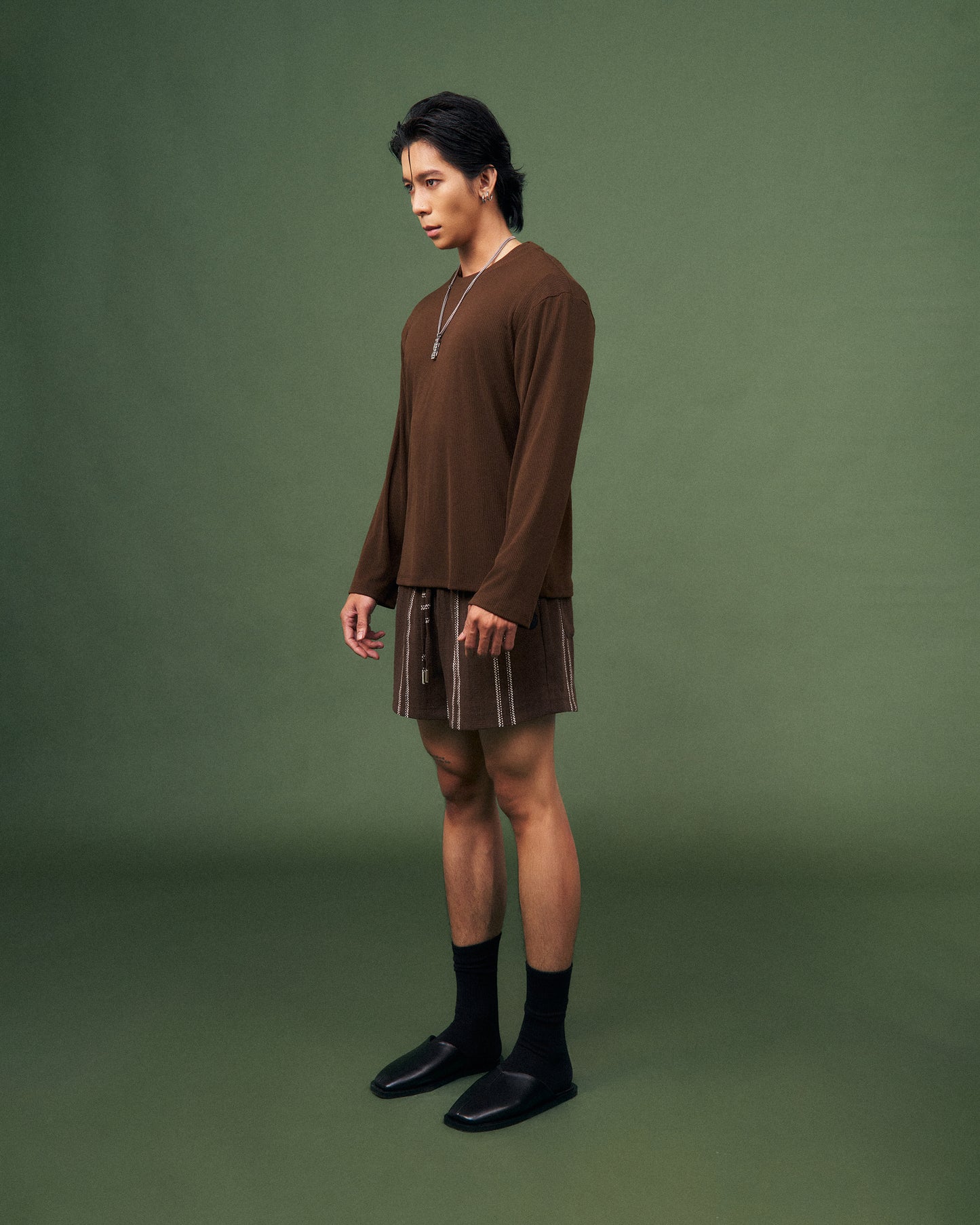 Quần shorts nâu kẻ sọc nam dáng suông dây rút