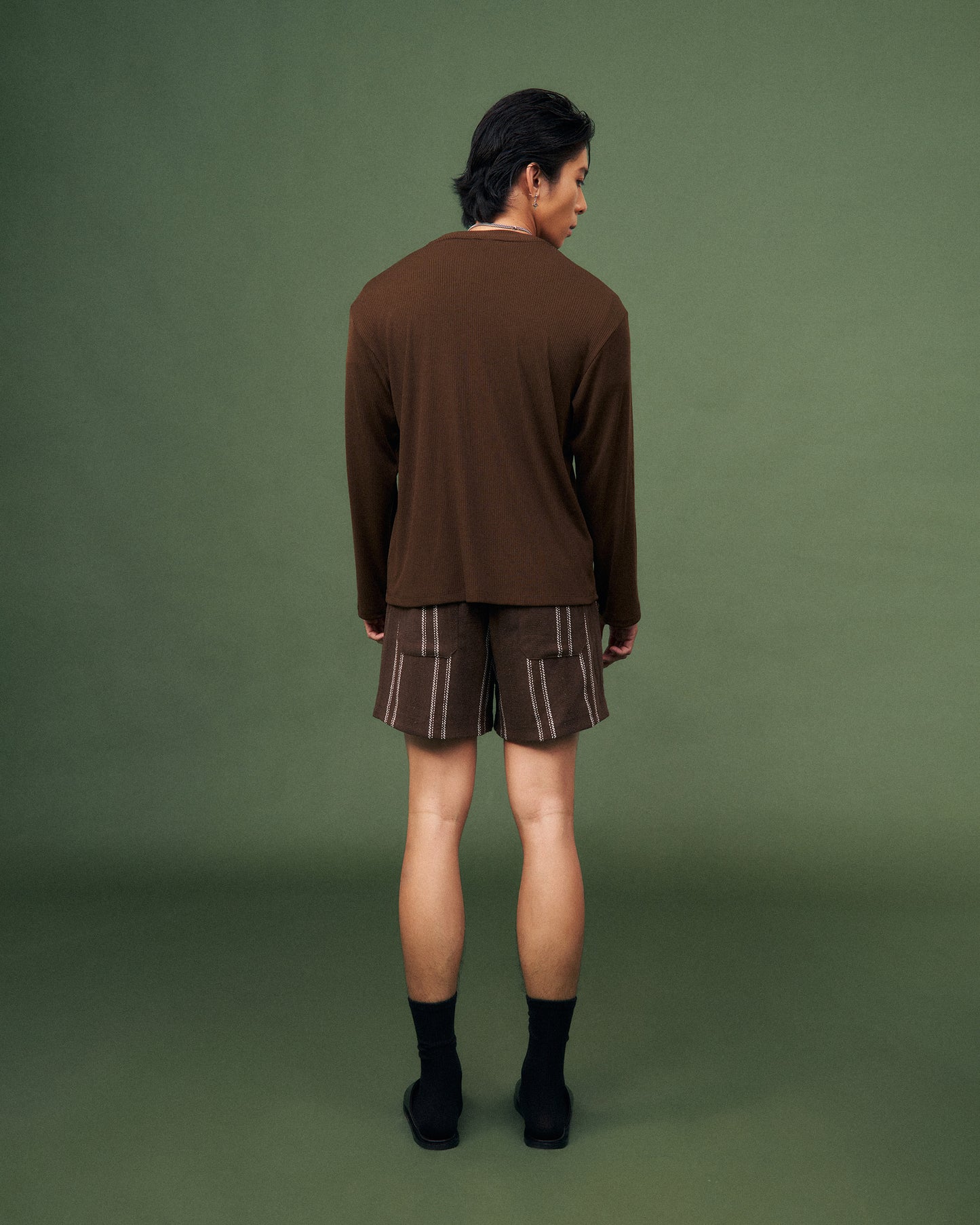 Quần shorts nâu kẻ sọc nam dáng suông dây rút