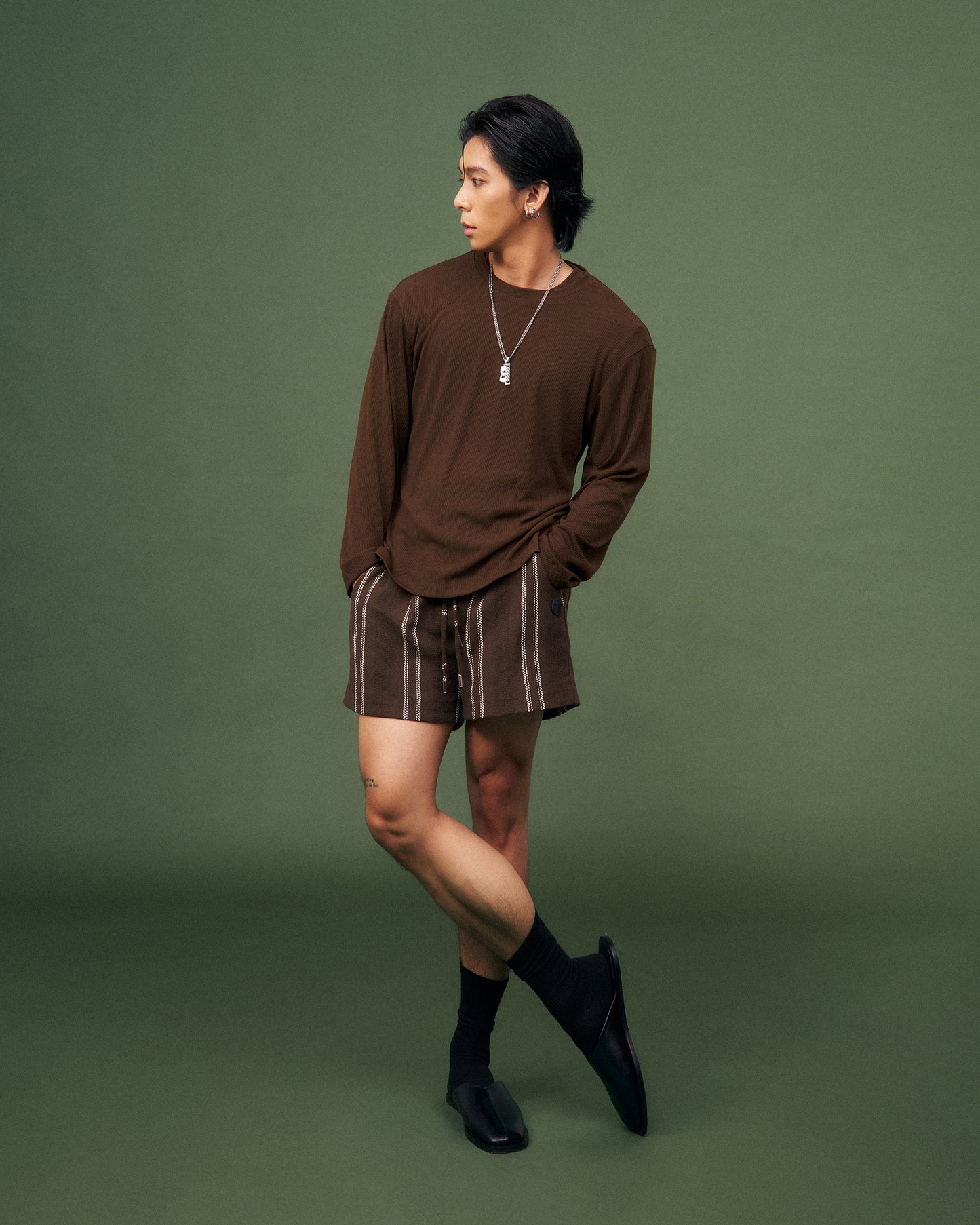 Quần shorts nâu kẻ sọc nam dáng suông dây rút