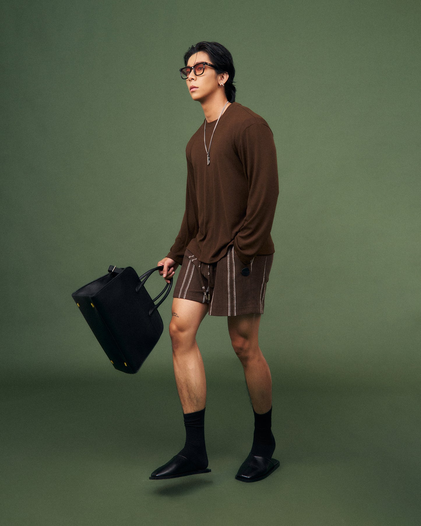 Quần shorts nâu kẻ sọc nam dáng suông dây rút