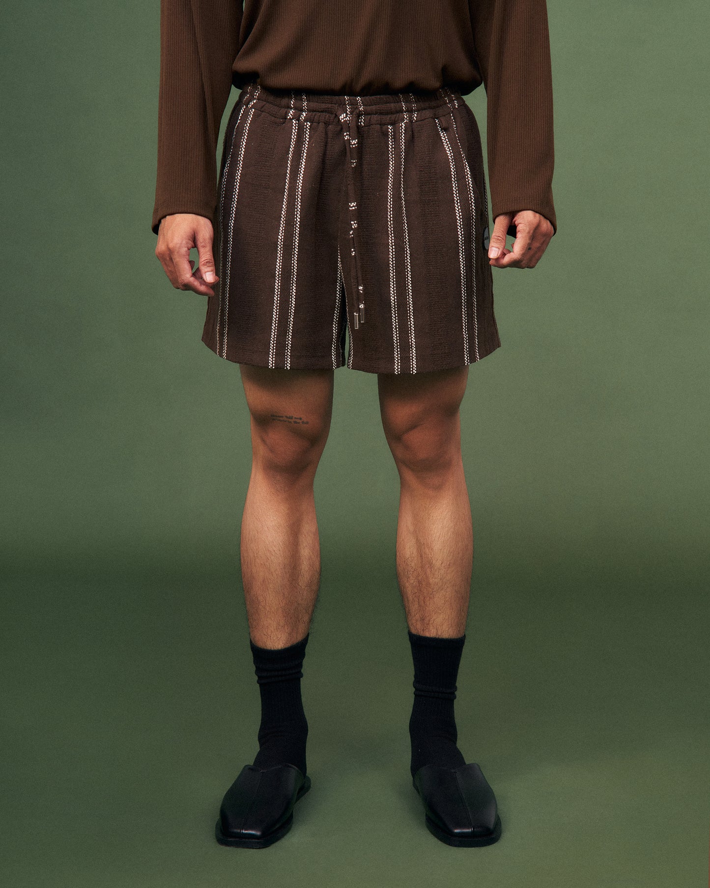 Quần shorts nâu kẻ sọc nam dáng suông dây rút