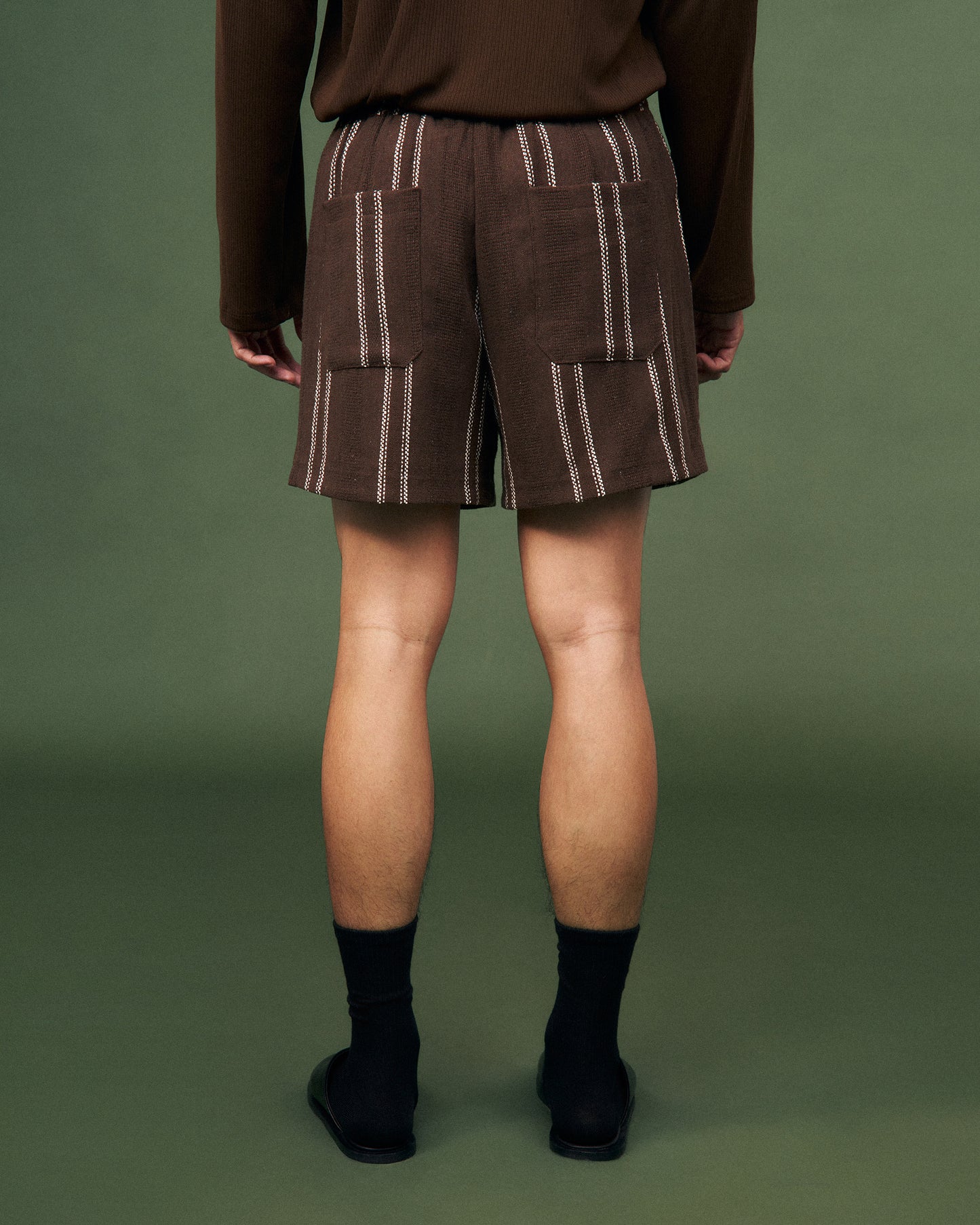 Quần shorts nâu kẻ sọc nam dáng suông dây rút