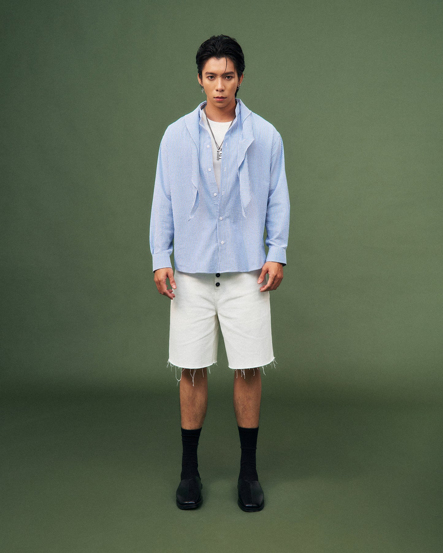 Quần shorts kaki trắng phối nút