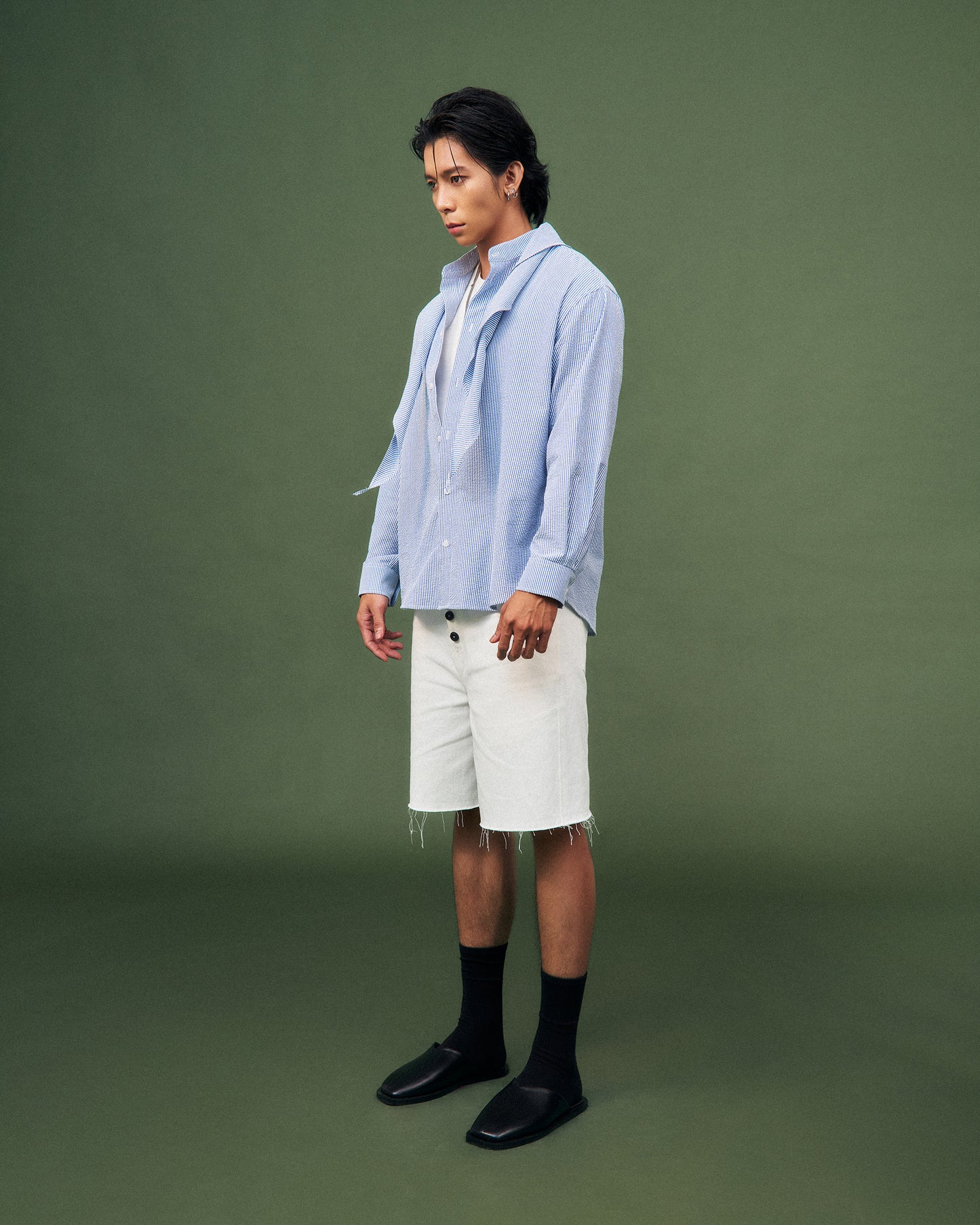 Quần shorts kaki trắng phối nút