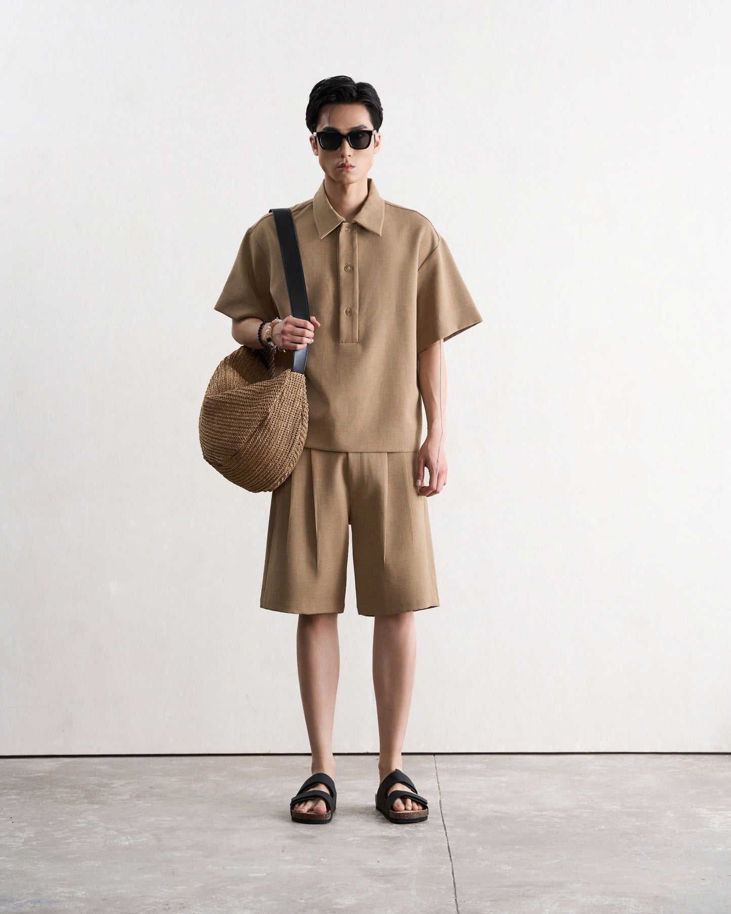 Quần short nam dáng lửng màu nâu