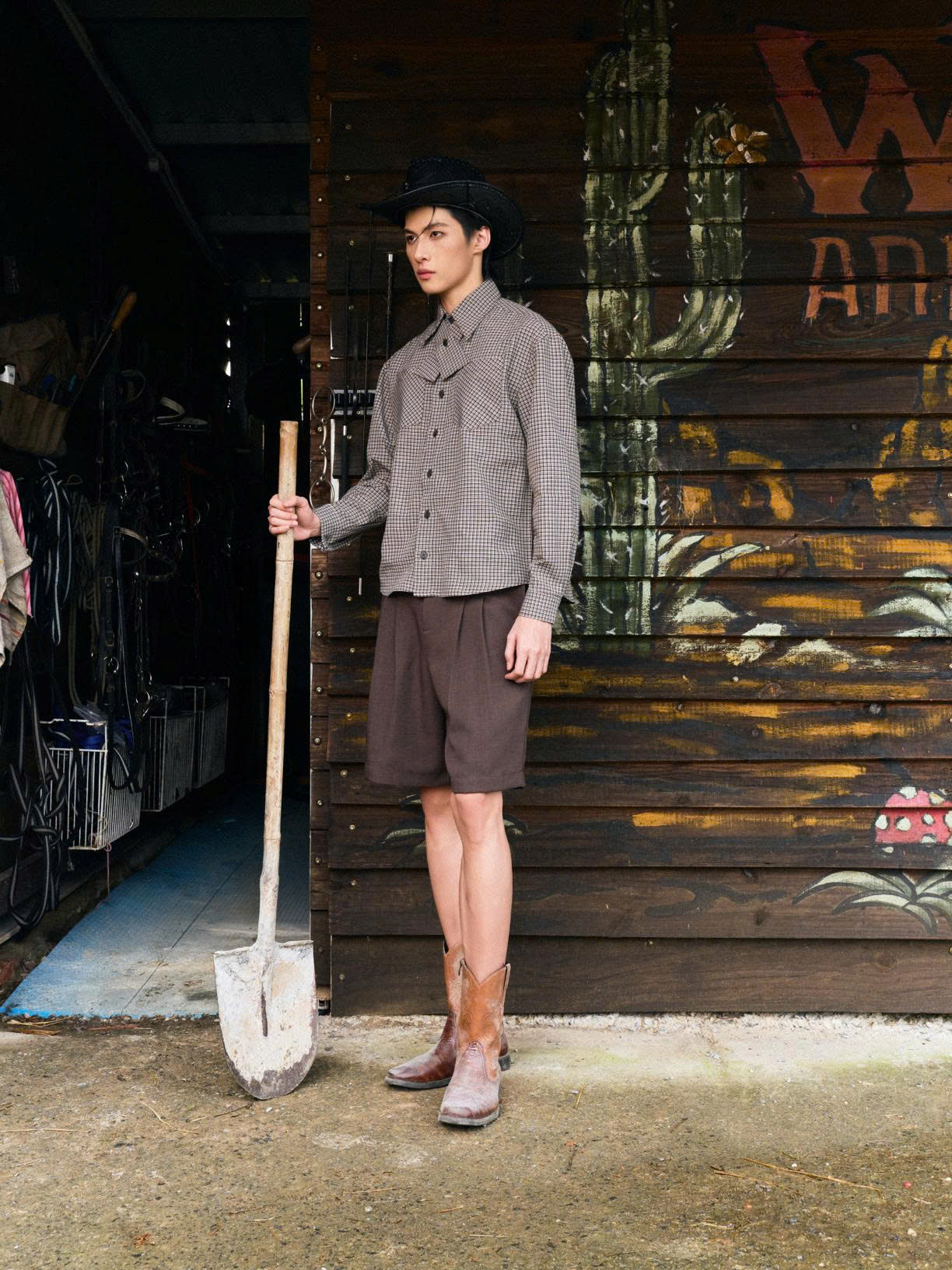 Quần shorts dáng lửng nâu đậm