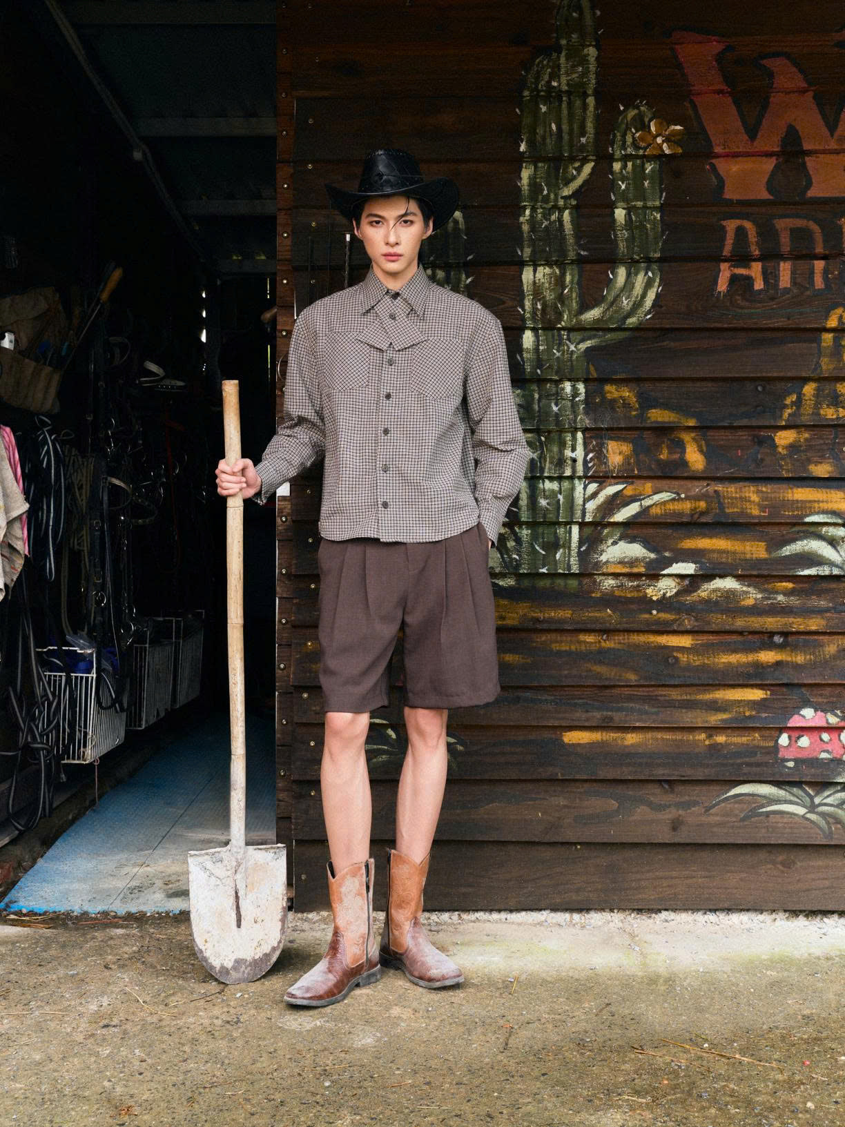 Quần shorts dáng lửng nâu đậm