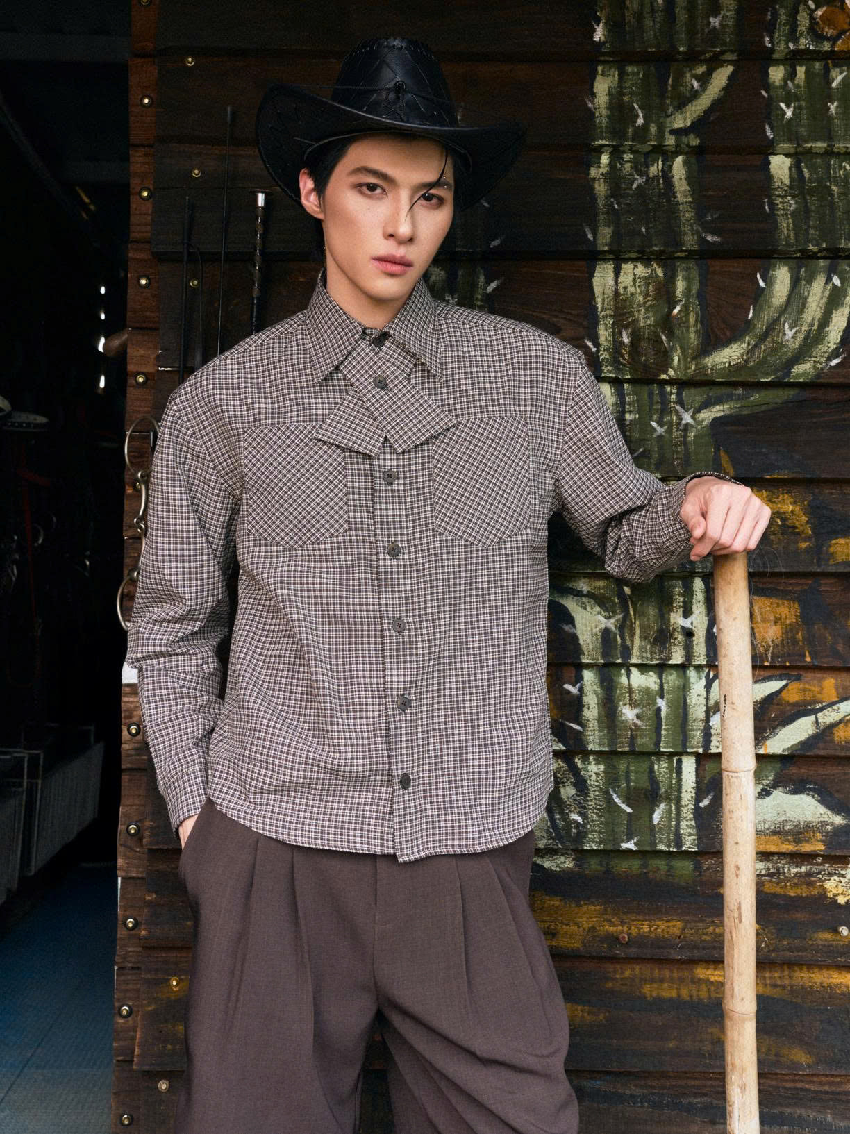 Quần shorts dáng lửng nâu đậm