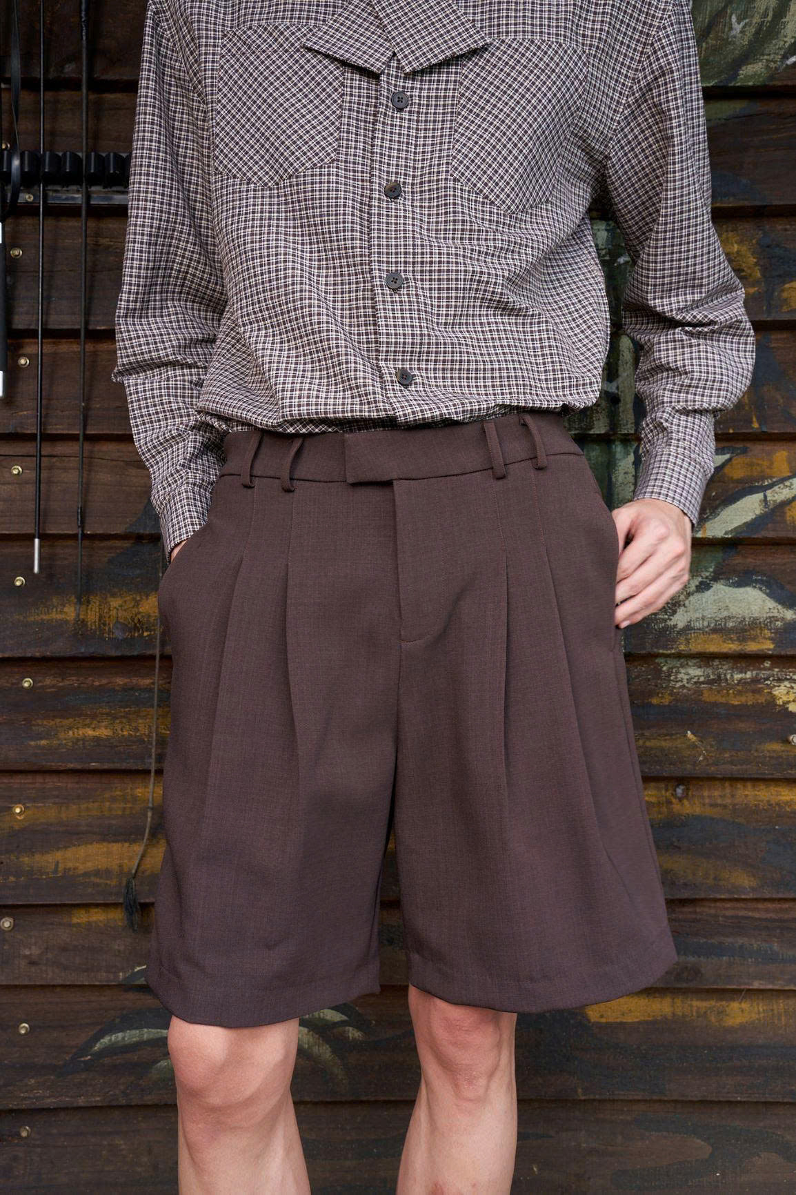 Quần shorts dáng lửng nâu đậm