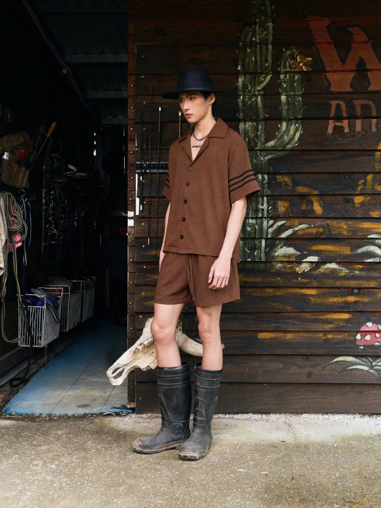 Áo sơ mi tay ngắn nâu viền đen