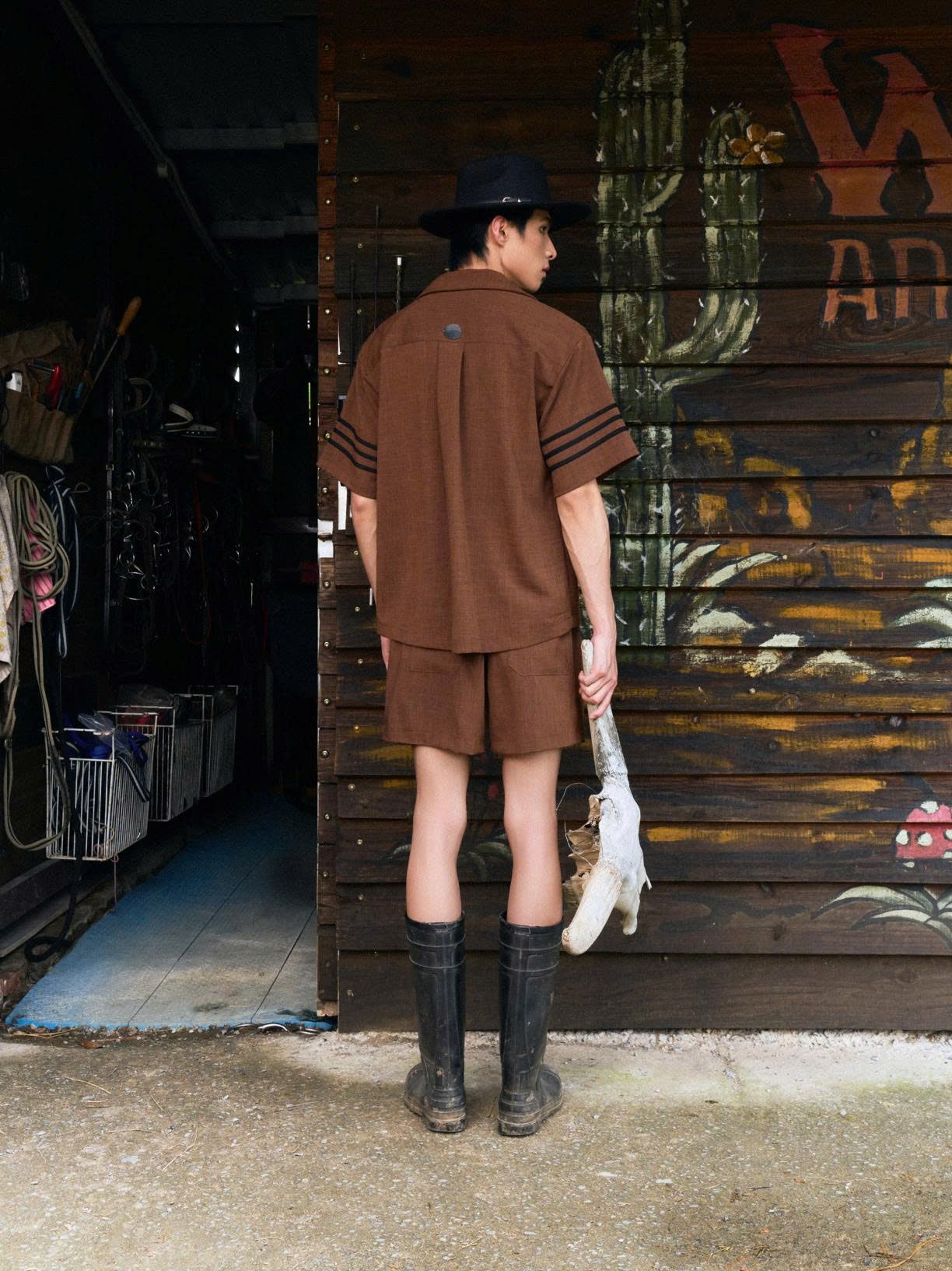 Áo sơ mi tay ngắn nâu viền đen