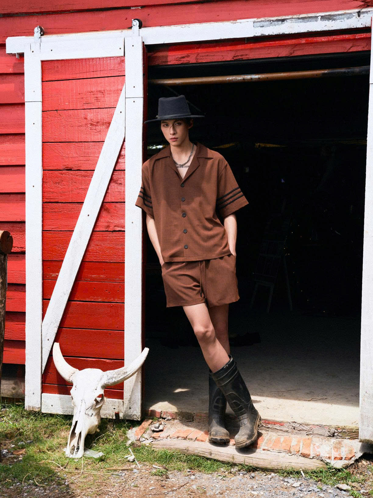 Áo sơ mi tay ngắn nâu viền đen