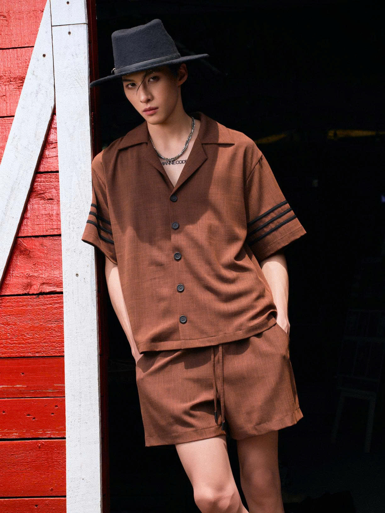 Áo sơ mi tay ngắn nâu viền đen