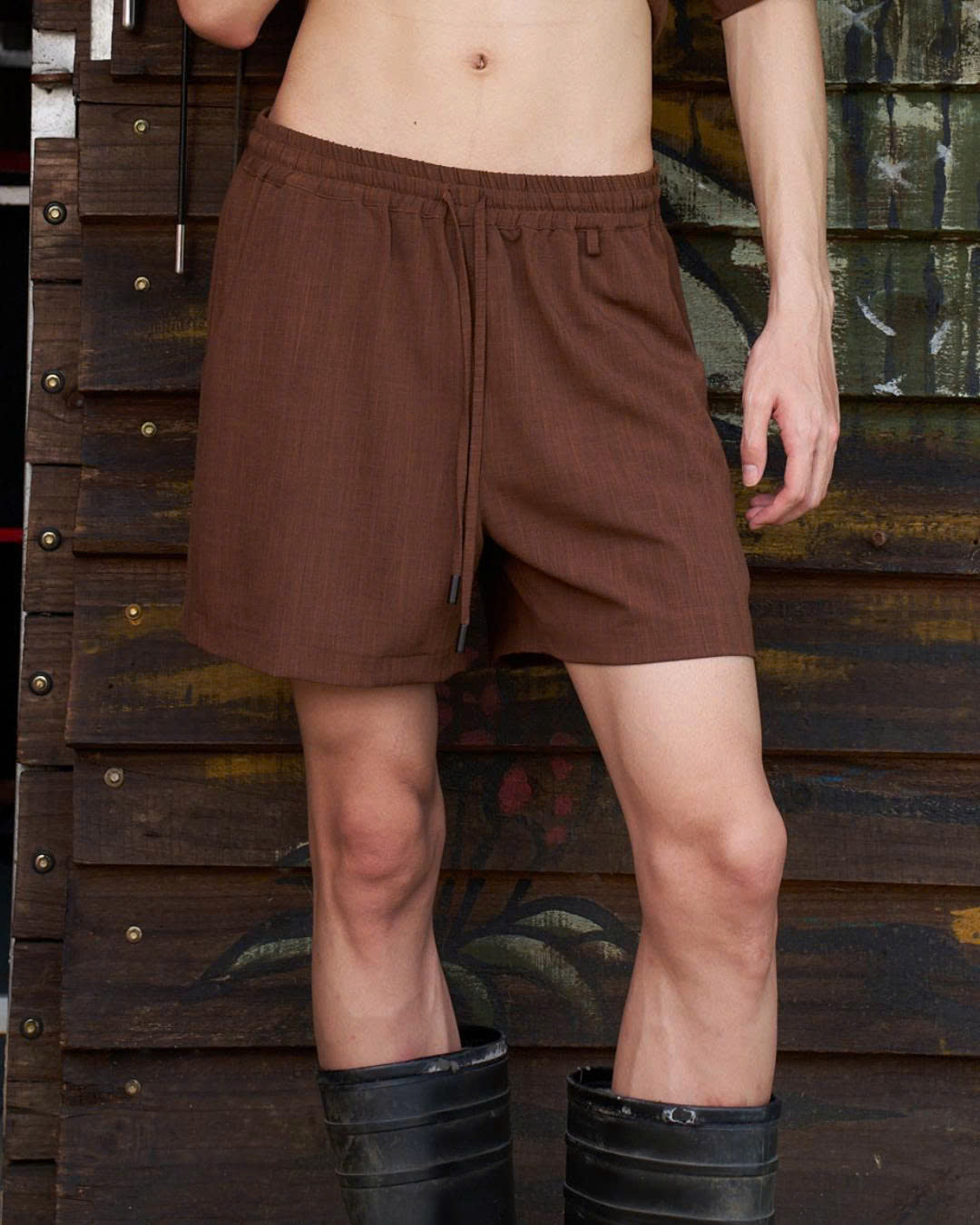 Quần shorts nâu lưng chun