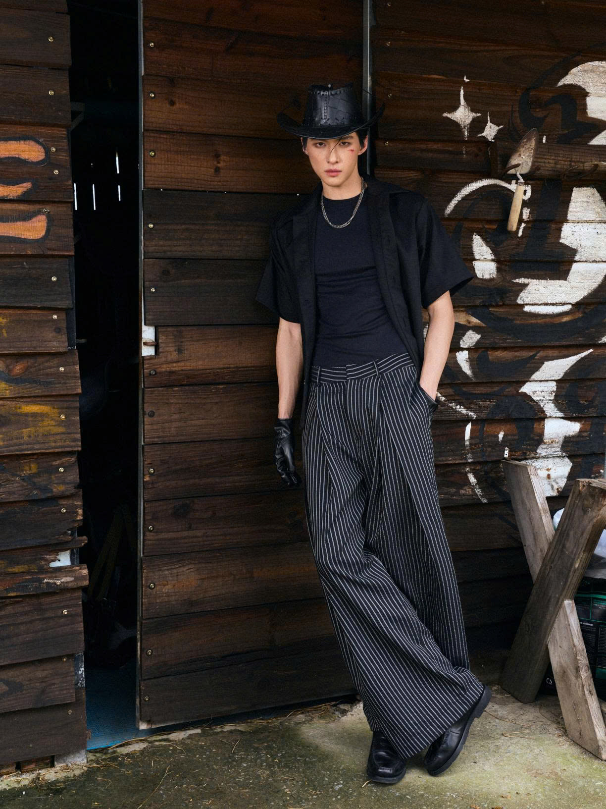 Quần dài ống rộng kẻ sọc đen