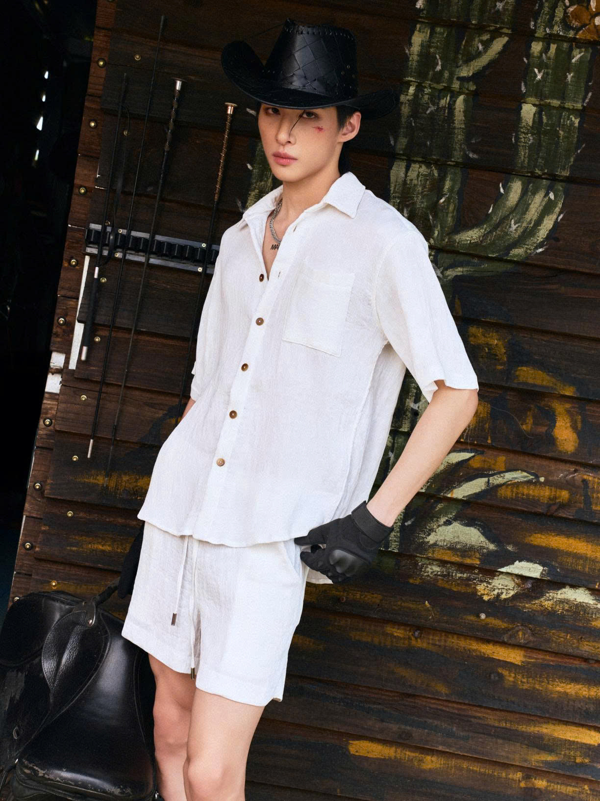 Quần shorts vải gân trắng