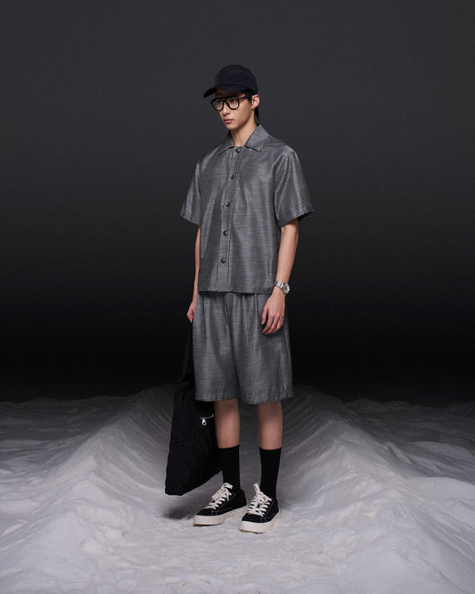 Quần short dáng lửng sọc xám ghi