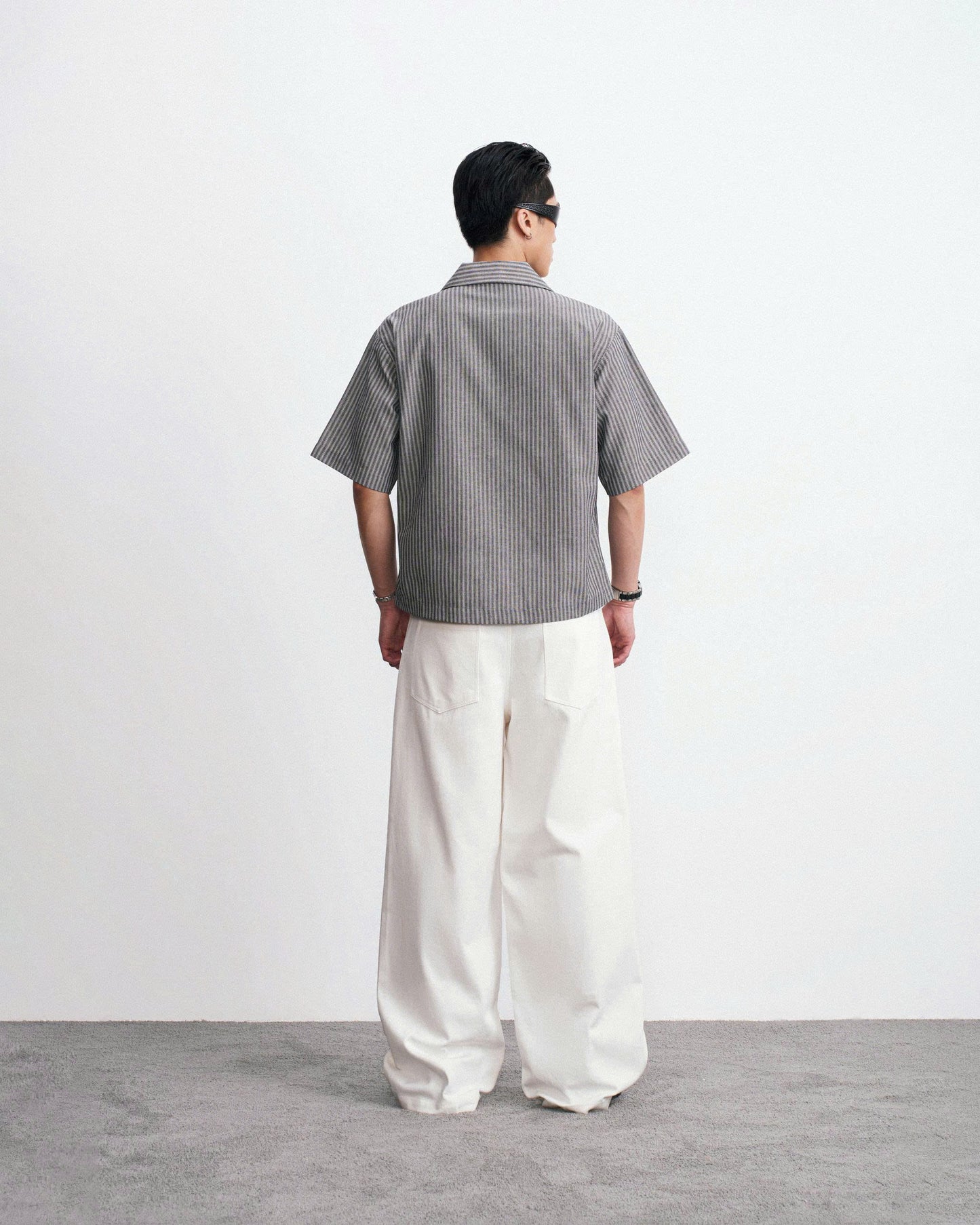 Áo sơmi tay ngắn cổ vest sọc dọc xám - Kim Top