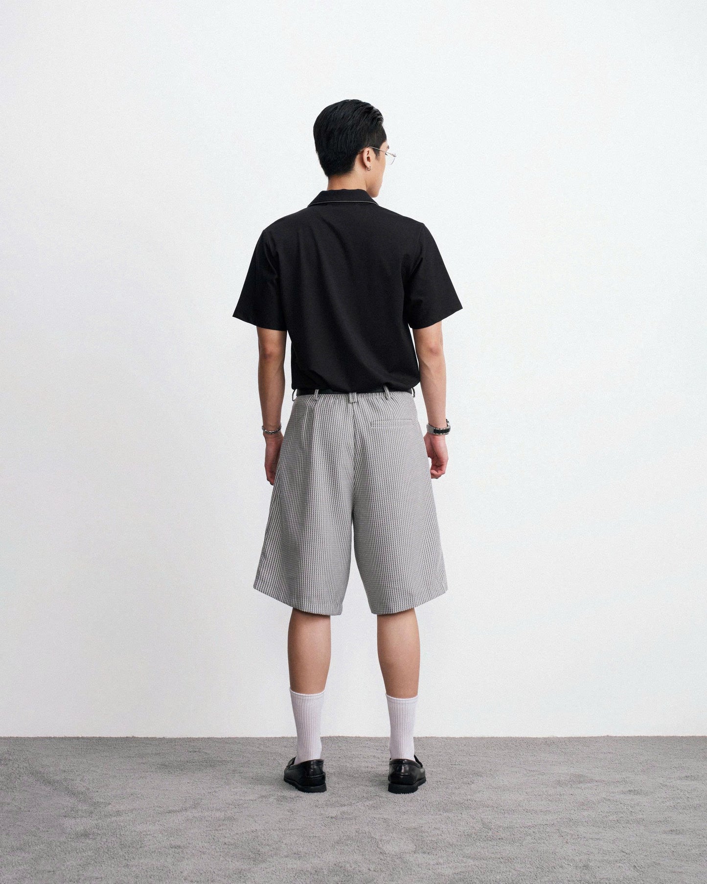 Áo cổ vest ngắn tay đen - Noc Top