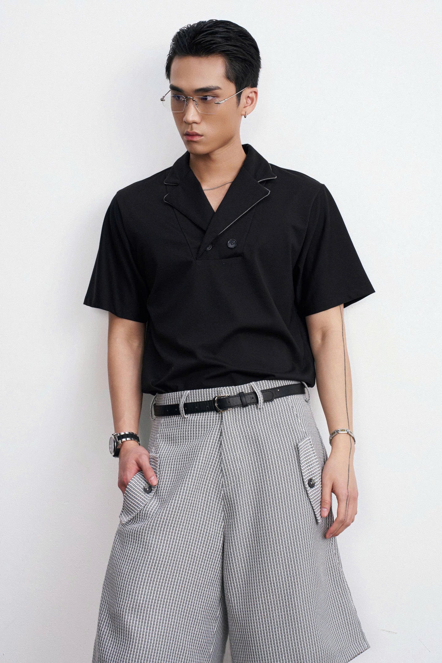 Áo cổ vest ngắn tay đen - Noc Top